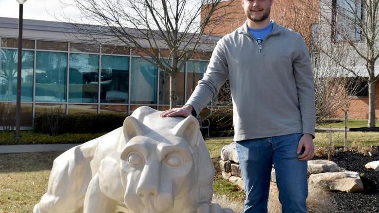 Dylan Treaster with the Lion Shrine on the campus of Penn State 杜波依斯