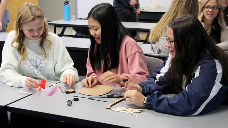 Students begin planning and assembling their electric vehicle during Discover 工程 Day at Penn State 杜波依斯.